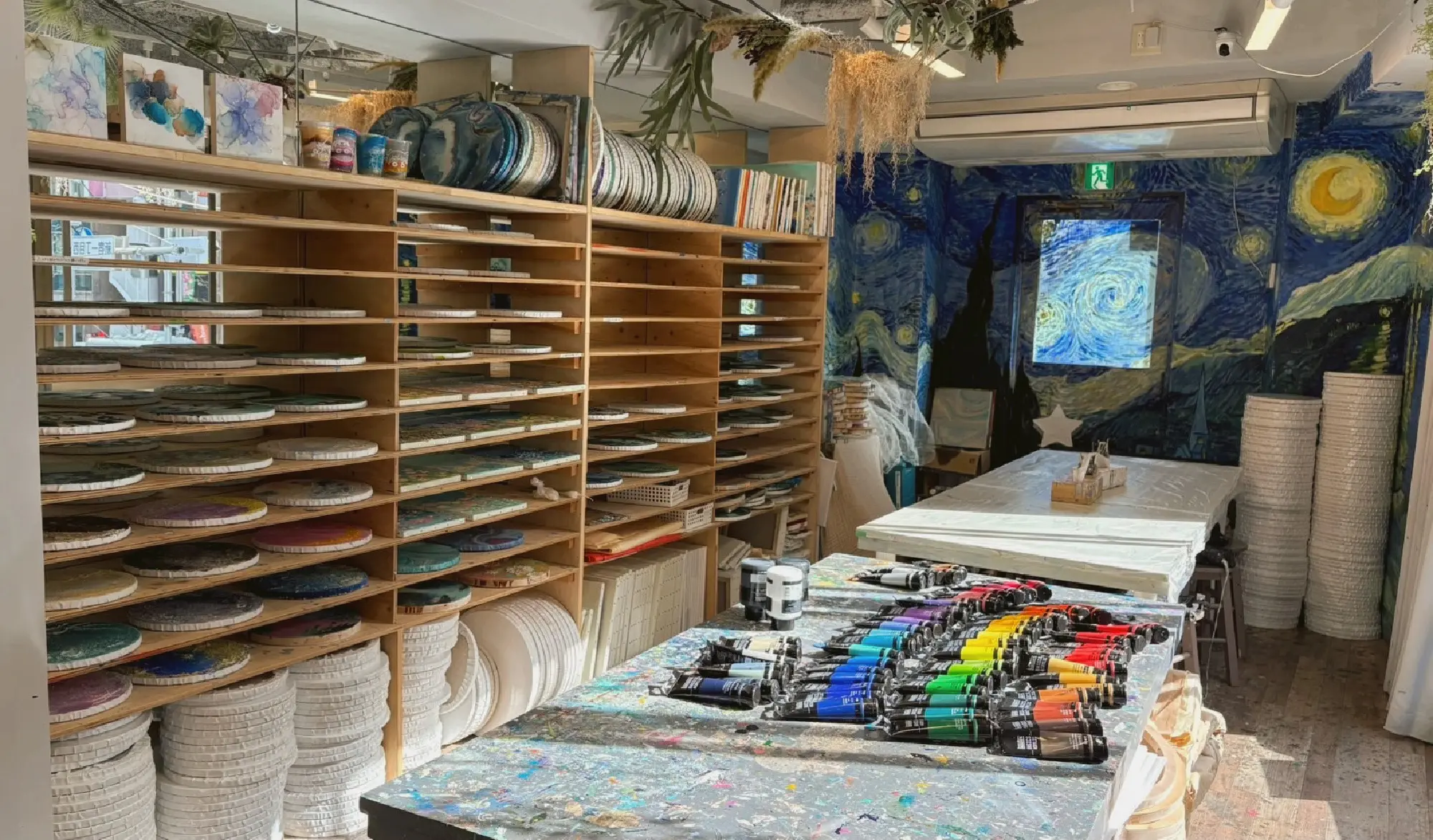 CREA BASE 新宿御苑前店 内観